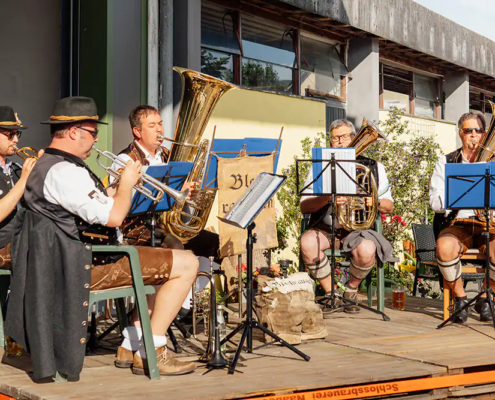 Blaskapelle Blaskapelle in Tracht spielt auf einer Bühne beim Zoiglbierfest am Piehlerhof.