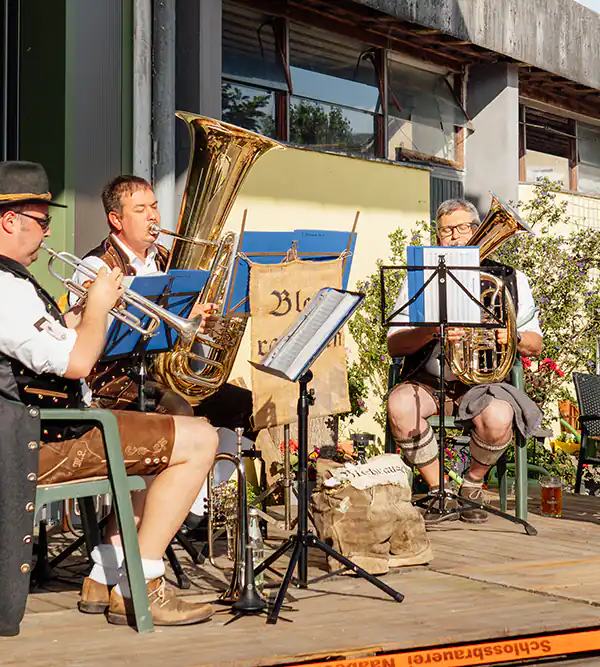 Blaskapelle Blaskapelle in Tracht spielt auf einer Bühne beim Zoiglbierfest am Piehlerhof.