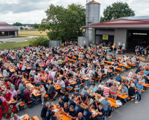 Blick über die Festgesellschaft Überblick über vollen Festhof mit langen Tischreihen und vielen Gästen beim Zoiglbierfest.