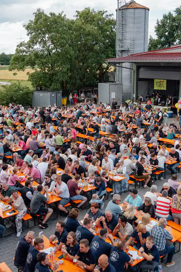 Blick über die Festgesellschaft Überblick über vollen Festhof mit langen Tischreihen und vielen Gästen beim Zoiglbierfest.