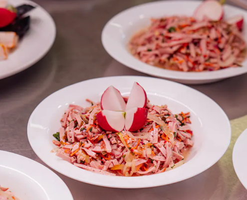 Herzhafte Fleischsalate Weiße Schalen mit Wurstsalat und Radieschengarnitur stehen bereit für Zoiglbierfest-Gäste