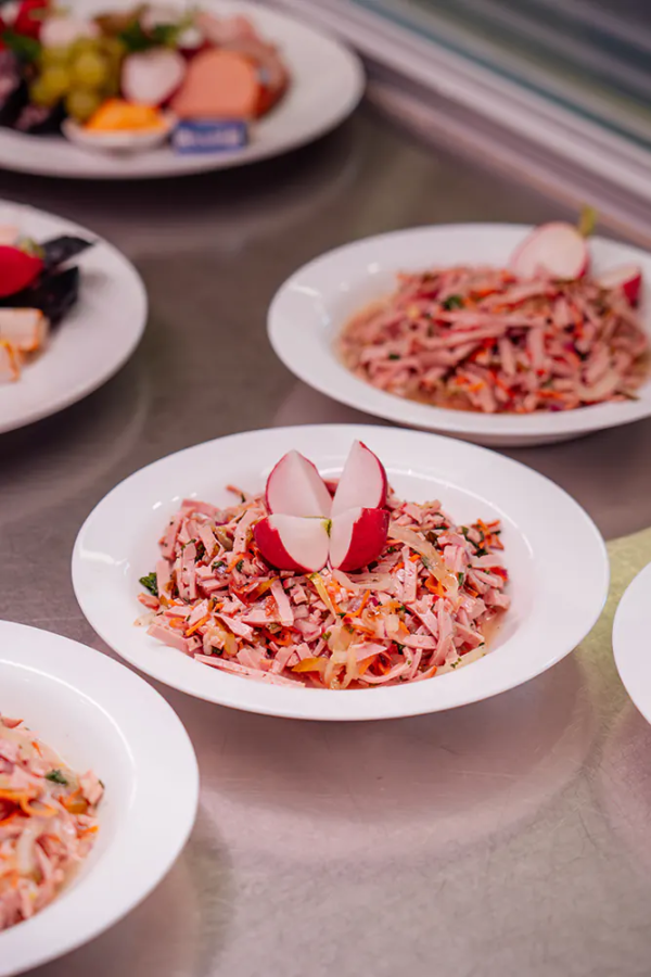 Herzhafte Fleischsalate Weiße Schalen mit Wurstsalat und Radieschengarnitur stehen bereit für Zoiglbierfest-Gäste
