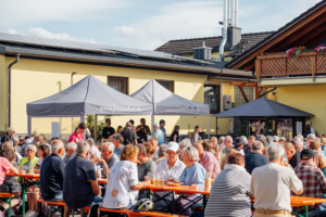 Volle Bierbänke mit Gästen vor den Piehlerhof-Zelten beim Zoiglbierfest im Hof.