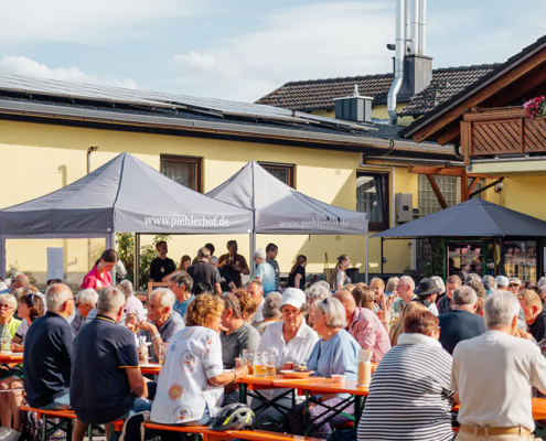 Voller Hof Volle Bierbänke mit Gästen vor den Piehlerhof-Zelten beim Zoiglbierfest im Hof.